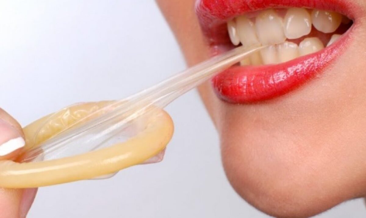 Không dùng răng hay các vật sắc nhọn để mở bao cao su