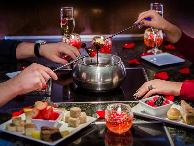 Buổi hẹn hò với nến và hoa, rượu vang cùng bánh ngọt sẽ giúp hâm nóng tình cảm cặp đôi