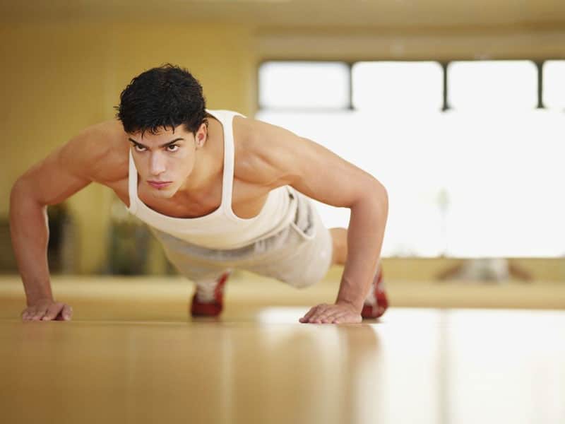 Nếu không thể đến phòng gym, nam giới có thể thực hiện các bài tập cơ bản như chống đẩy tại nhà