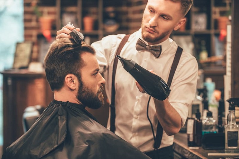 Không thường cắt tóc định kỳ thường xuyên cũng là một sai lầm thường gặp ở nam giới 