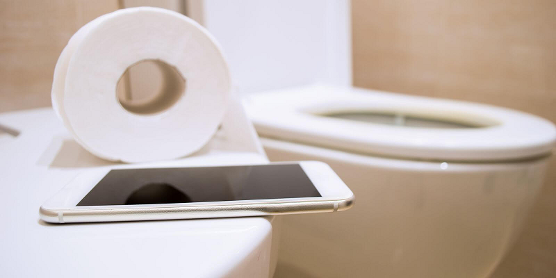 Nam giới thường có thói quen ngồi trong nhà vệ sinh xem điện thoại 