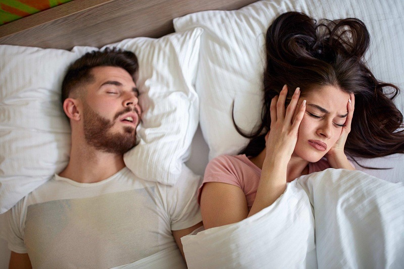 Ngáy ngủ vừa gây ra cảm giác khó chịu cho người bên cạnh đồng thời biểu hiện cho cơ thể đang gặp vấn đề 