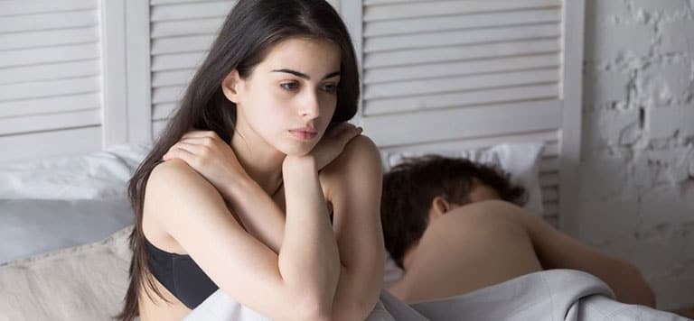 Phụ nữ quan hệ lần đầu hầu như đều bị đau đớn, khó chịu.