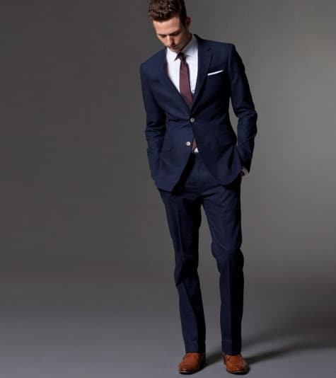 Nếu muốn đầu tư cho bản thân một bộ suit đầu tiên thì sắc xanh navy là một sự lựa chọn khôn ngoan.