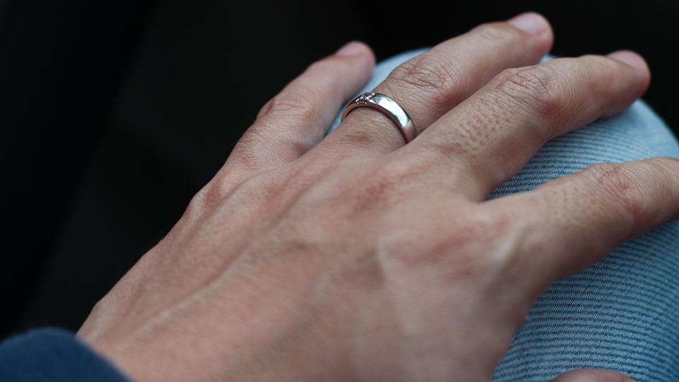 Cũng như cái tên, ngón đeo nhẫn thường được đeo nhẫn cưới hoặc nhẫn đính hôn