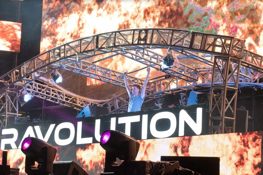 Sự xuất hiện của những DJ nổi tiếng thế giới biến sân khấu Ravolution 2022 thành đại tiệc âm nhạc và ánh sáng mãn nhãn.