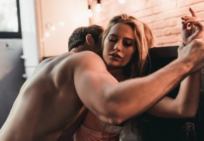 Nắm chắc 5 tư thế quan hệ tình dục lâu ra giúp chàng tự tin hơn khi yêu.